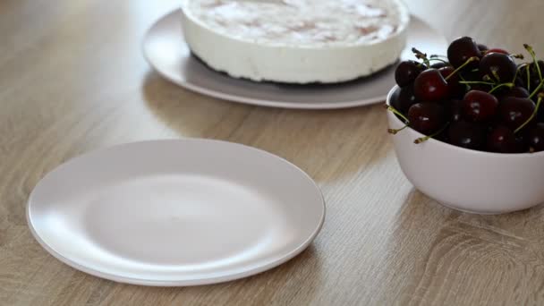 Sätta Platta Bit Cheesecake Med Körsbär — Stockvideo