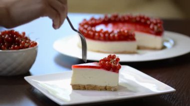 Kırmızı kuş üzümü ile Cheesecake yemek