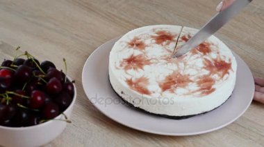 Kadın eli Cheesecake kesti. Kahvaltı zamanı. Gıda arka plan.