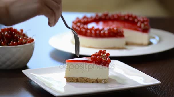 Cheesecake Met Rode Aalbessen Eten — Stockvideo