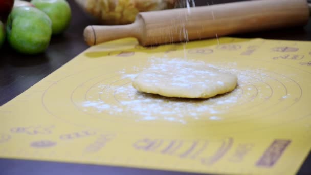 Rollteig Für Apfelkuchen — Stockvideo