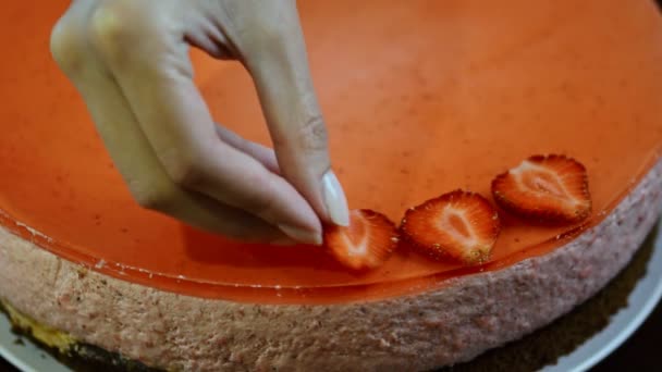 Vrouw Hand Versierd Met Aardbei Mousse Taart — Stockvideo