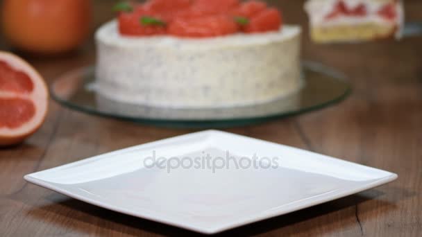 把一块白盘子里的一块蛋糕葡萄柚 — 图库视频影像