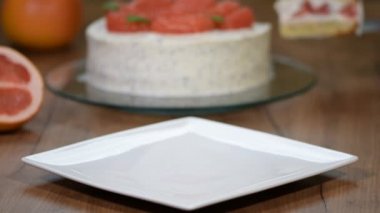 Beyaz bir tabak içinde bir çocuk oyuncağı greyfurt koymak