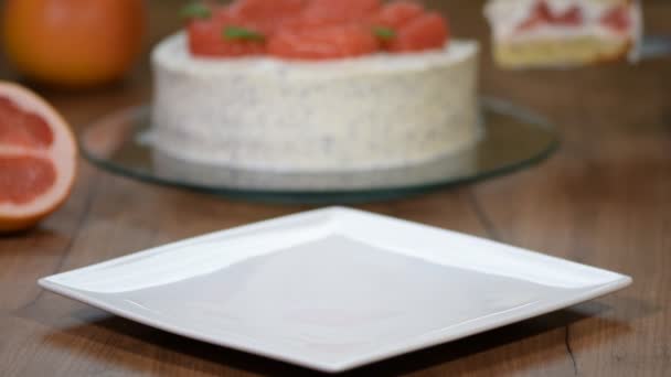 Einem Weißen Teller Ein Stück Kuchen Grapefruit — Stockvideo