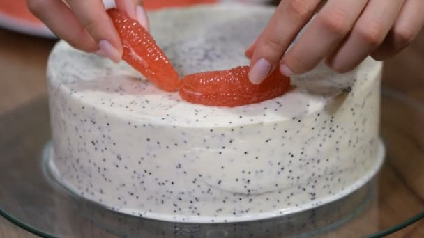 女性手用葡萄柚装饰蛋糕 — 图库视频影像