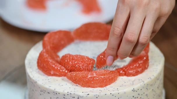 Frauenhände Dekorieren Den Kuchen Mit Grapefruit — Stockvideo