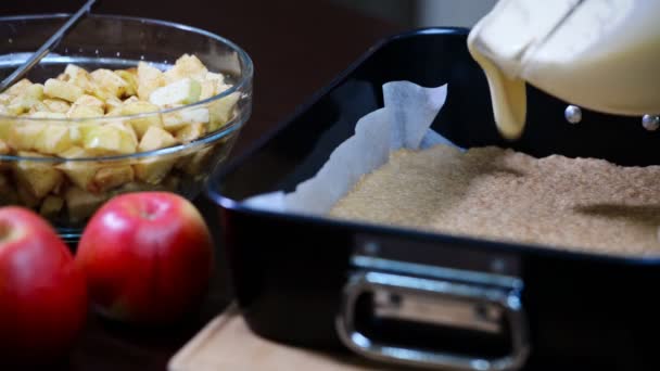 Una Donna Prepara Cucina Torta Crema Formaggio Mele — Video Stock