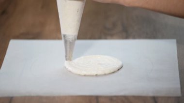 Hamur hamur işi çanta sıkmak. Esterhazy kek hazırlamak için
