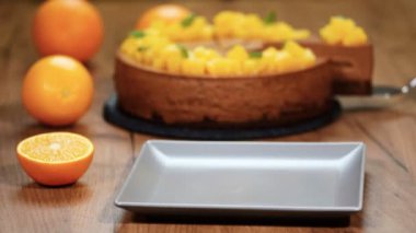 Bir tabak içinde bir parça çikolata turuncu mousse kek koy