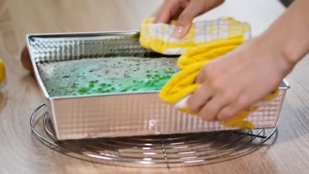 在钢制餐桌上烘烤的以金属形式制作开心果饼干蛋糕的绿色面团 烹饪开心果饼干蛋糕 家庭糖果饼干烘烤 — 图库视频影像