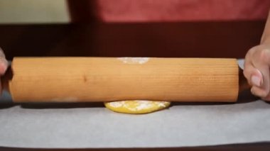 Kadının el hamur rulo.