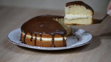 Boston kremalı pasta çikolata camlı. Kapta Boston kremalı pasta bir parça koymak