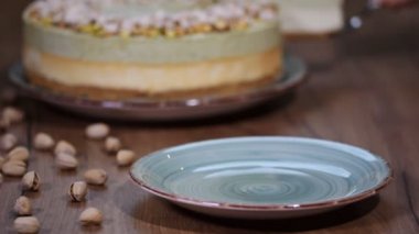 Fıstıklı Mus kek, plaka üzerinde cheesecake.