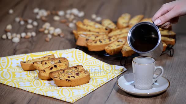 Koffie Een Kopje Gieten — Stockvideo