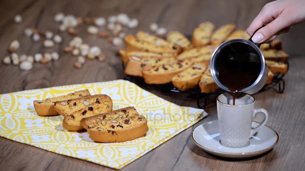 Italienische Kekse Mit Einer Tasse Kaffee — Stockvideo