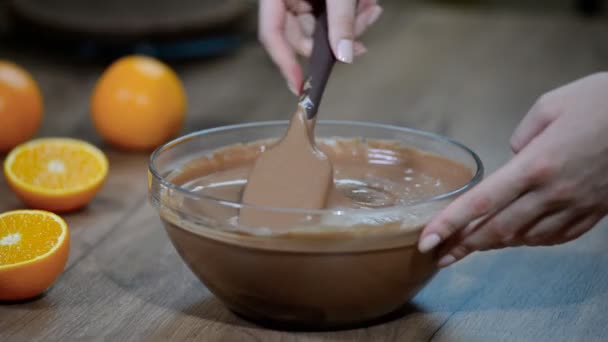 用刮刀搅拌巧克力慕斯 — 图库视频影像