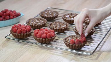 Çikolatalı tart çikolata Dolum ve taze ahududu ile pişirme