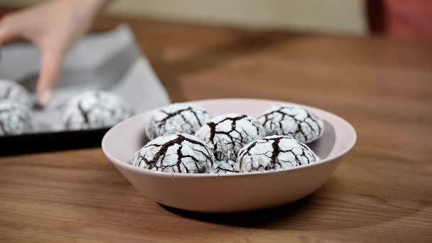 Βάλτε Ένα Πιάτο Μπισκότα Σοκολάτας Τσαλακώστε — Αρχείο Βίντεο