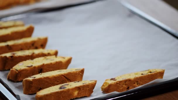 Put biscotti in a baking pan — Stock Video