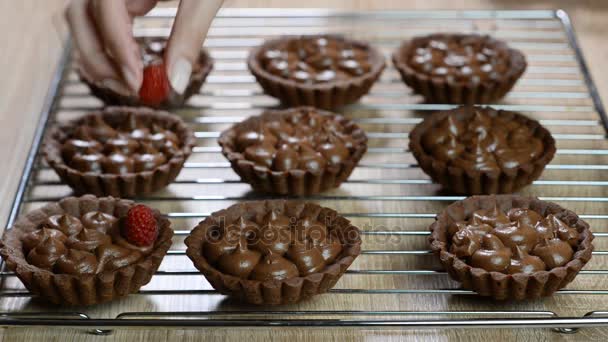 Vaření čokoládový dortík s čokoládovou náplní a čerstvé maliny — Stock video