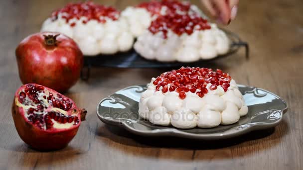 Pavlova cake with pomegranate on plate — Stock Video