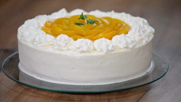 Украсьте персиковый торт мятными листьями — стоковое видео