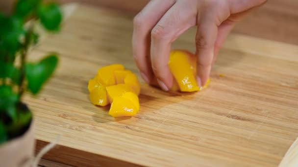 Cortar el melocotón enlatado en una tabla de madera — Vídeos de Stock