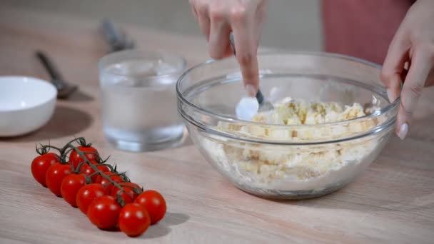 Виготовлення тіста жіночими руками в пекарні — стокове відео
