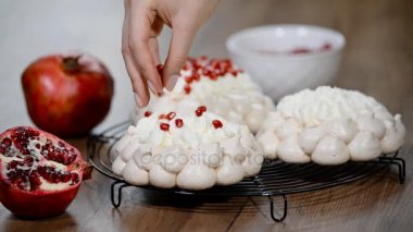 Mini kek Pavlova Narlı süslemeleri