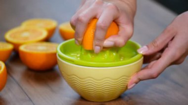 Bir el ile cam sıkacağı portakal suyu sıkma yardım.