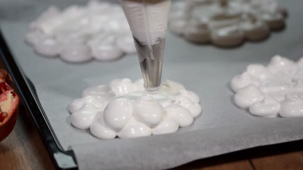 Pastelería exprimir merengue de una bolsa de pastelería — Vídeo de stock