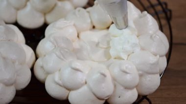 Pavlova Pasta krema ile süsleyin