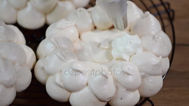 Décorer le gâteau Pavlova avec de la crème 