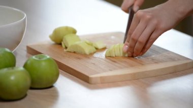 Pişirme için elma kesme. Ahşap oyun tahtası kesilmiş elma