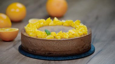 Nane yaprakları ile Çikolatalı mousse kek süslemeleri