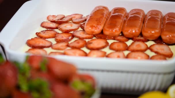 Una Donna Cucinare Tiramisù Alla Fragola — Video Stock