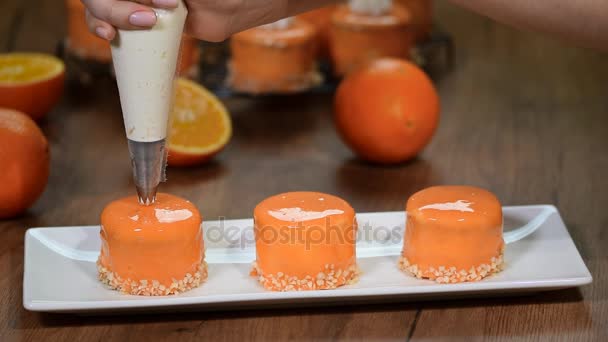 Украсьте Мини Торты Апельсиновыми Взбитыми Сливками — стоковое видео