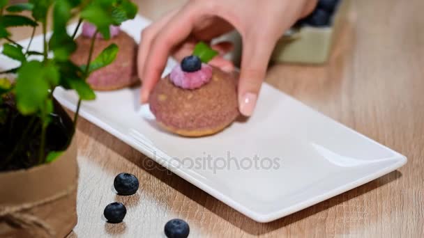 Room Bladerdeeg Met Suikerbrood Slagroom — Stockvideo