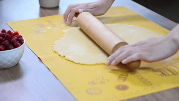 面团准备食谱馅饼 与面团一起工作 — 图库视频影像