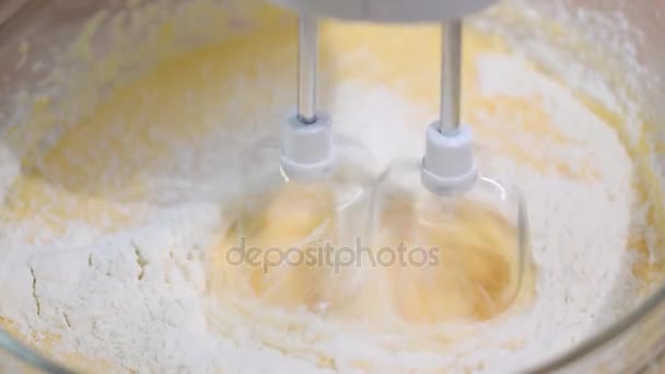 Mani Femminili Mescolando Pasta Con Frullatore Torta Pane Una Ciotola — Video Stock