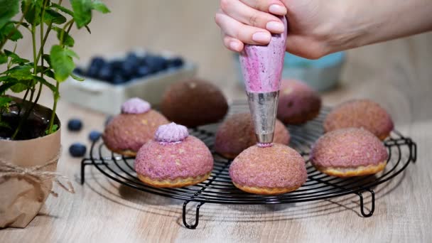 Postre Francés Con Pasta Craquelin Con Crema Arándanos — Vídeos de Stock