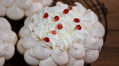 Mini kek Pavlova Narlı süslemeleri