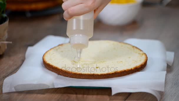 Couche Gâteau Éponge Trempage Avec Sirop — Video