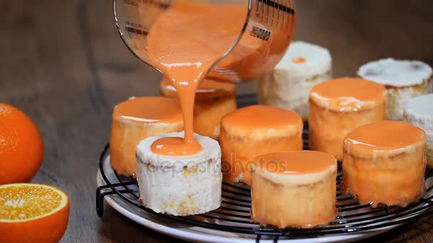 Hälla Orange Spegel Glasyr Desserter — Stockvideo