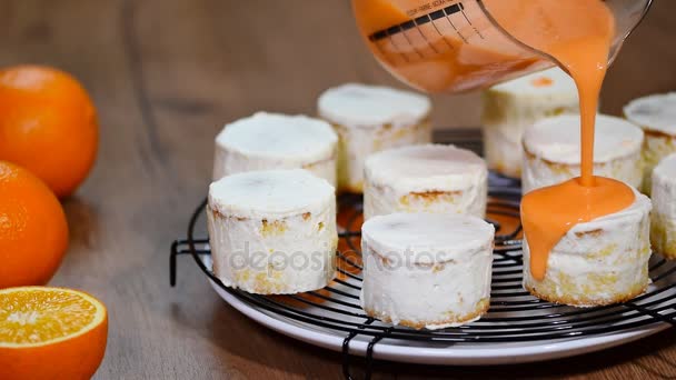 Tort Pomarańczowy Mirror Glaze Wyroby Cukiernicze Produktu — Wideo stockowe