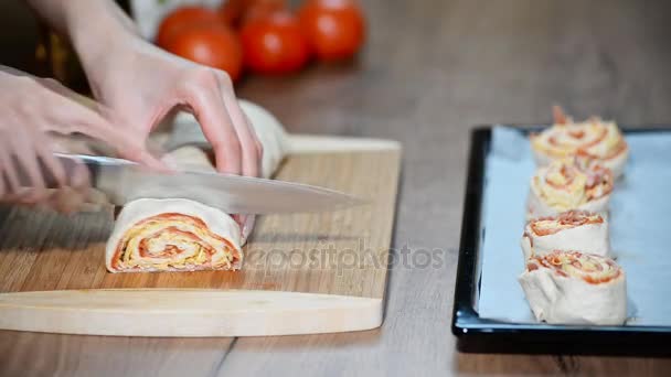 Μαγείρεμα Σπιτικό Πίτσα Ρολό Στο Τραπέζι Από Ξύλο Και Σεφ — Αρχείο Βίντεο