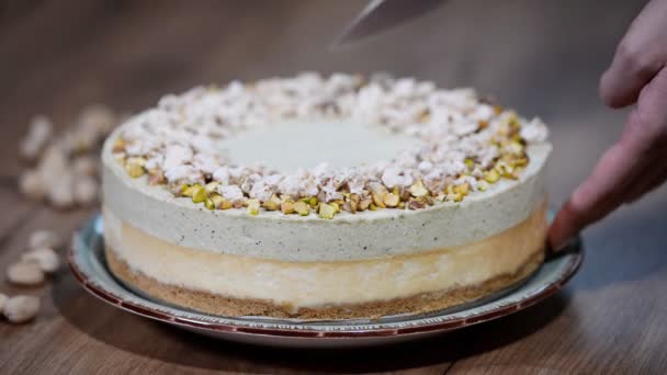 Pistache Mousse Taart Vrouw Gesneden Pistache Cheesecake — Stockvideo