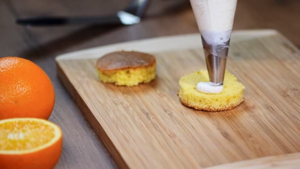 Pâtisserie Pour Préparer Des Mini Gâteaux Crème — Video