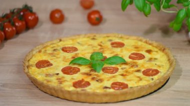 Bir mutfak bıçağıyla quiche Lorraine bir parça kesip